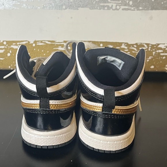 Jordan  1 “Patent” - Picture 4 of 7